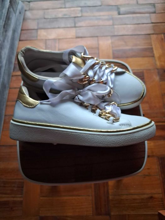 Sapatilhas Brancas com dourado tam. 36
