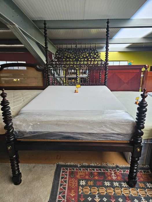 Lindíssima cama antiga de bilros, com estrado e colchão - óptimo estado geral