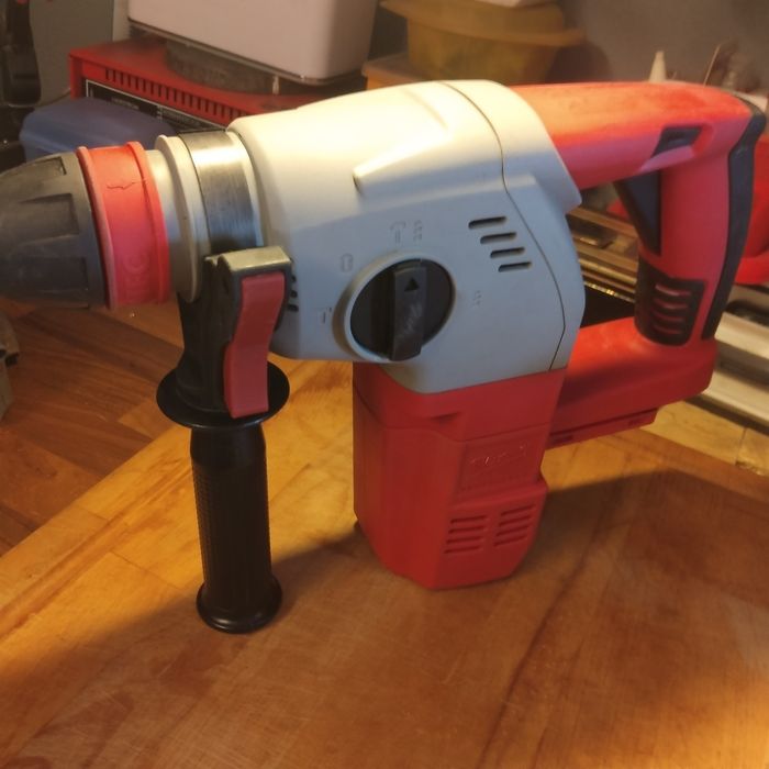Młotowiertarka  Milwaukee  V18 HX