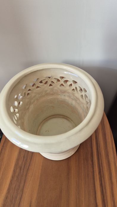 Ażurowa ceramiczna doniczka ecru