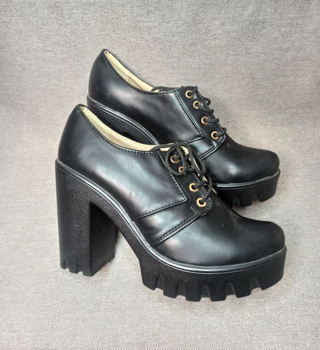 Жіночий туфлі на тракторній підошві на шнуровці б/в розмір 40