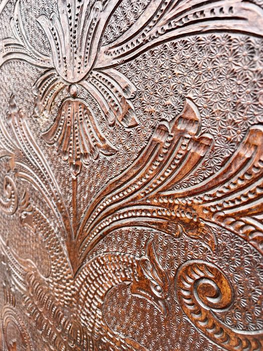 Cadeirões antigos de couro lavrado