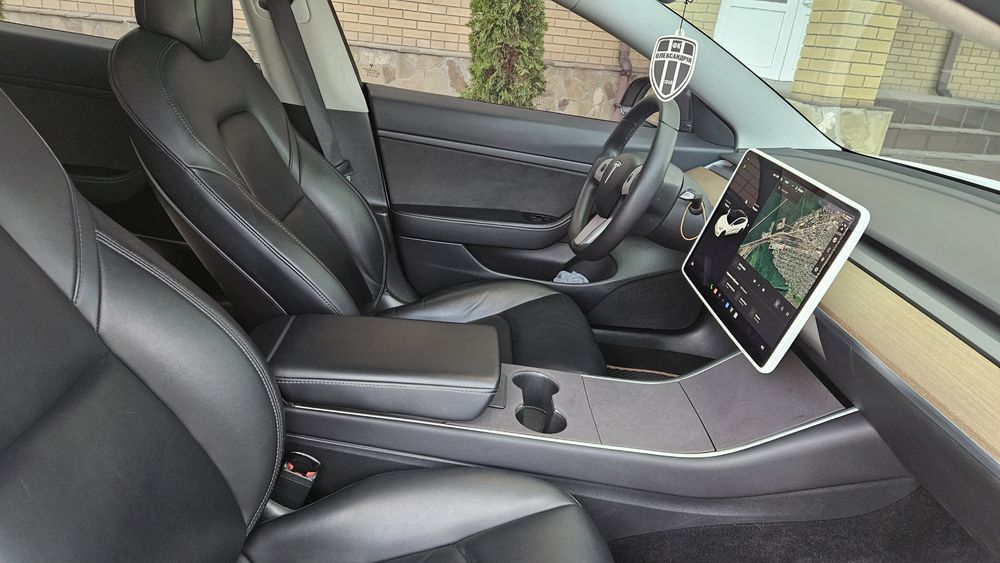 Продам tesla model 3