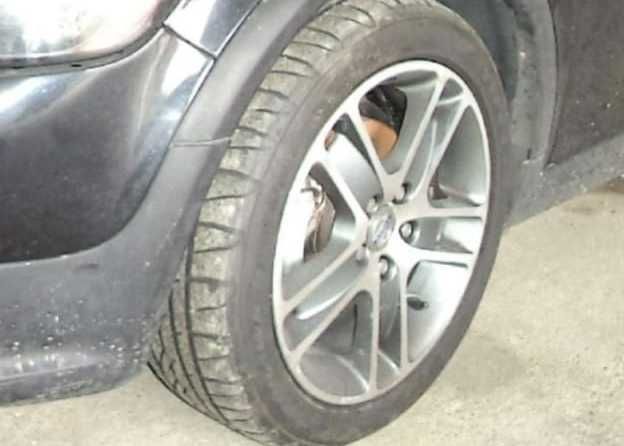 Volvo C30 de 2007 a 1.6 diesel com varias peças prontas para serem reutilizadas