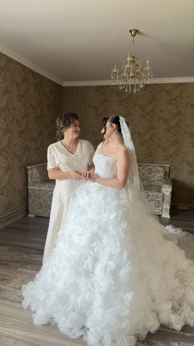 Весільна сукня.