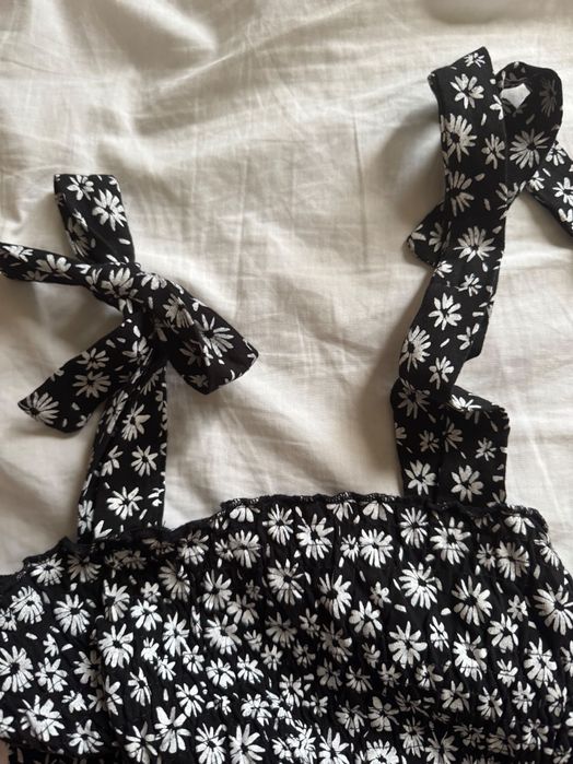 Топ чорний з білими квіточками Sinsay і рюшою знизу