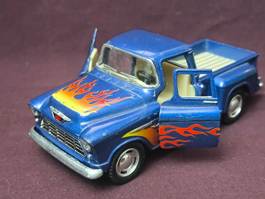 Машинка инерционная Chevy Stepside Pick-Up 1:32 Kinsmart