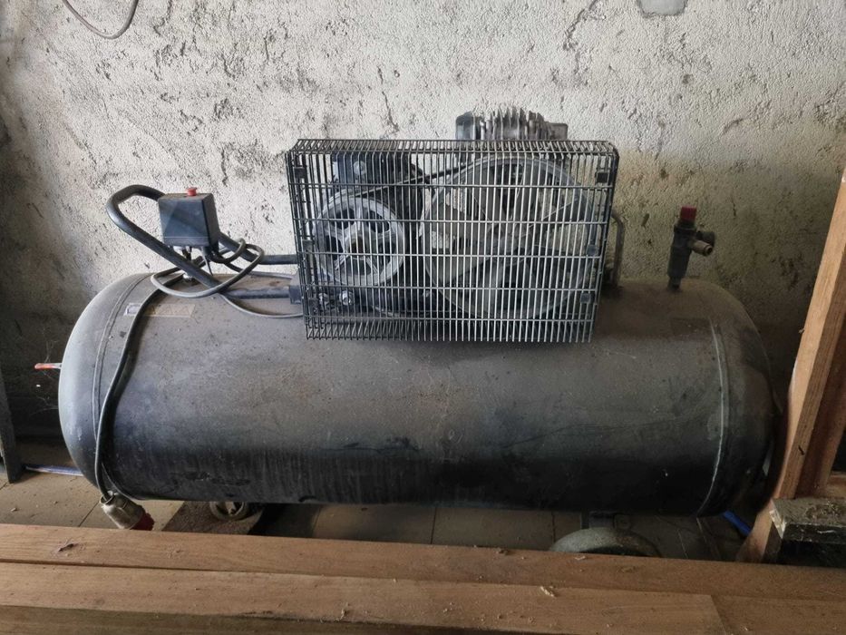 Compressor AEG trifásico