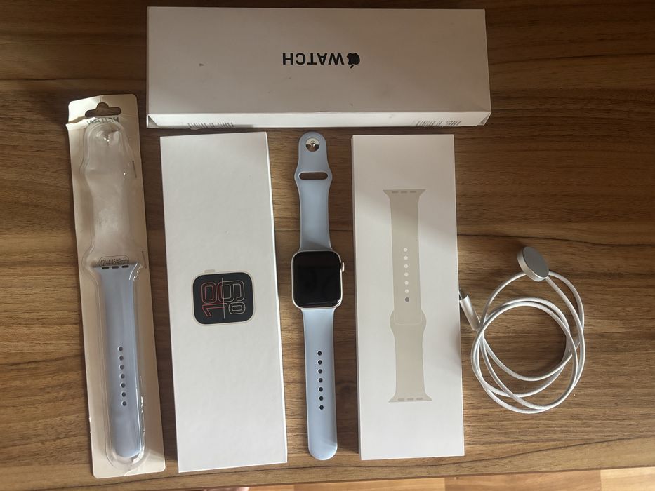 Apple Watch SE 3 GPS 44mm Starlight Aluminium Case with Starlight Sport Band -