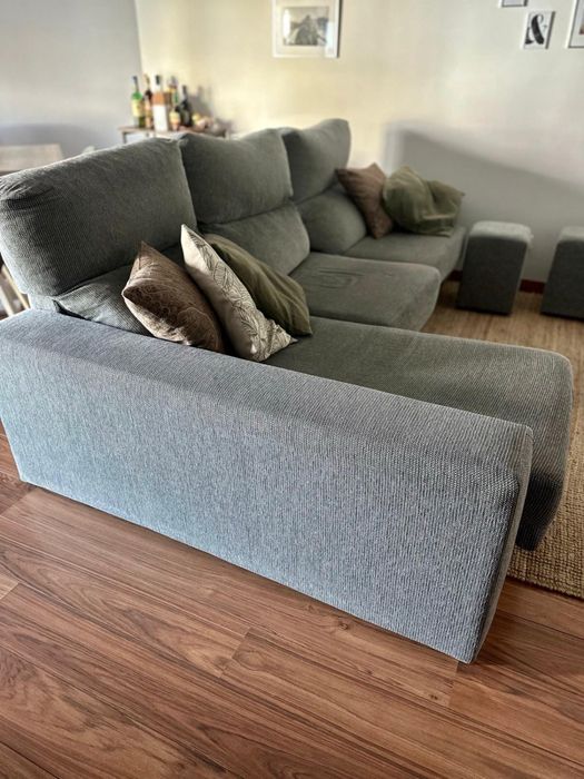 Sofá 3 lugares com chaise longe + arrumacao conforama