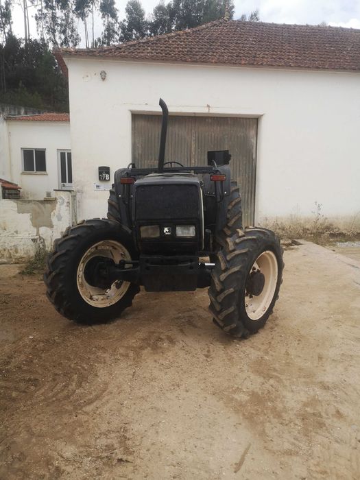 Trator Valmet 4400 em muito bom estado