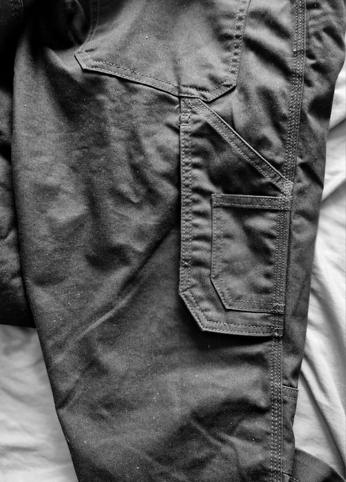 Calças de ganga de trabalho novas multibolsos
preço 14eur
De ganga ela