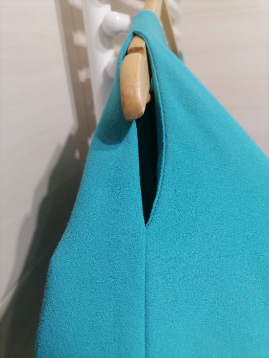 Sukienka z pęknięciami
