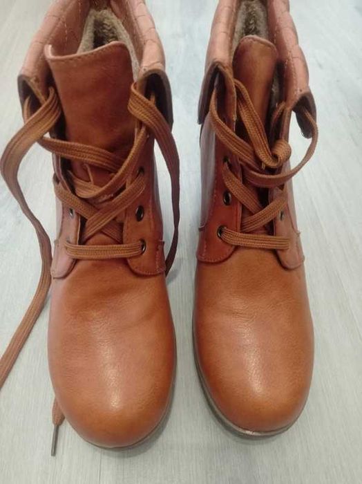 Botki na koturnie sznurowane