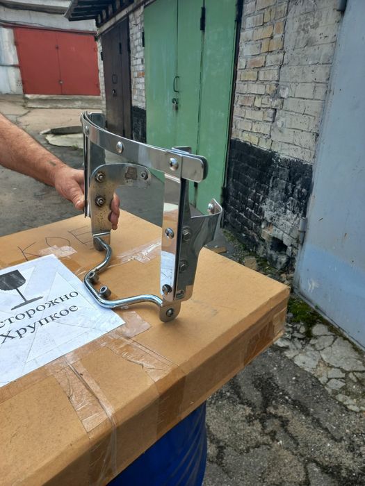 Рамка для держания ветрового стекла на мотоцикл