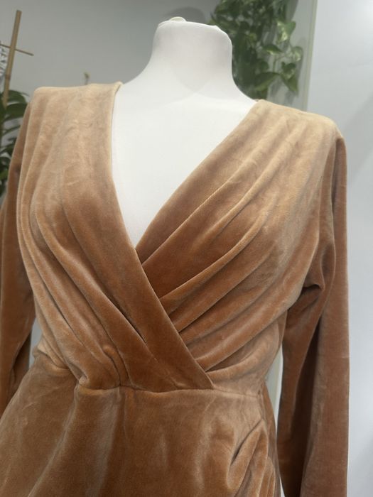 Sukienka welurowa beżowa z kopertowym dekoltem