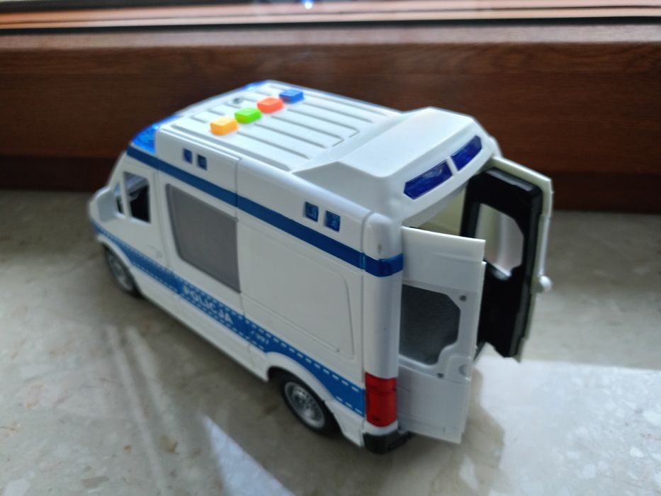 Policja z dźwiękiem i światłami