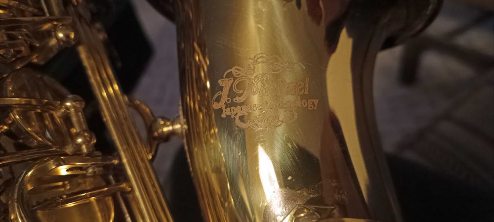 Saxofone alto J. Michael
