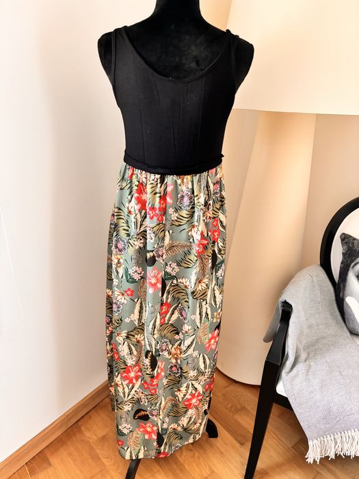 Vestido comprido em preto e estampado em tons de verde