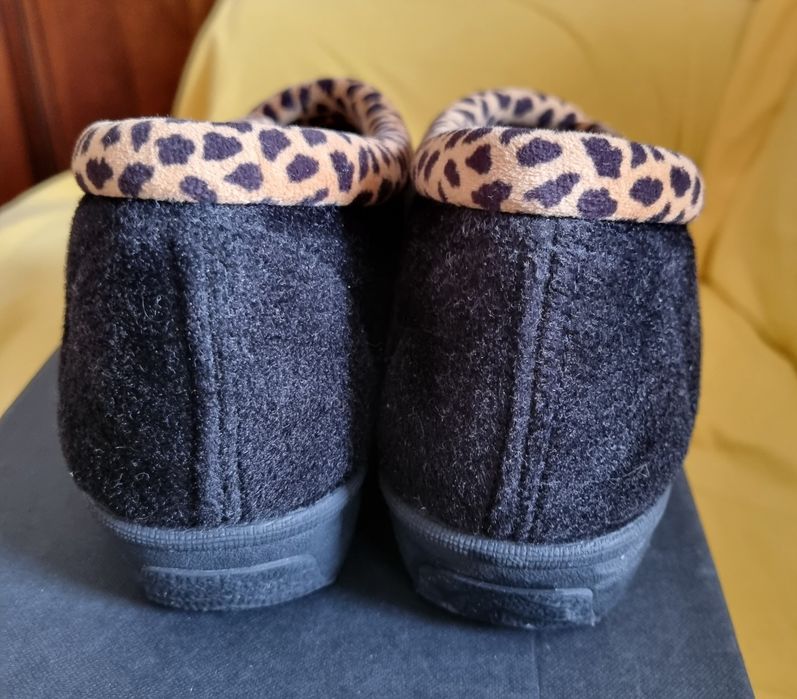 Sapatos ou Chinelos,  de quarto n 40