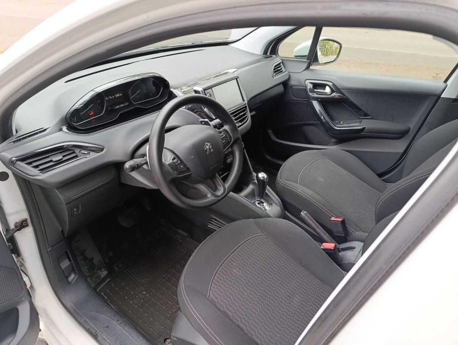 Peugeot 208 2017 року 1.2 л./бензин