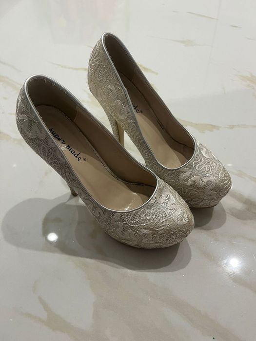 Sapatos altos compensados