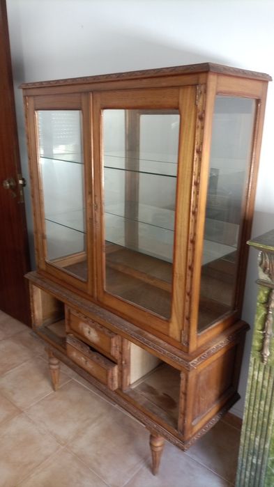 Móvel cristaleira antigo