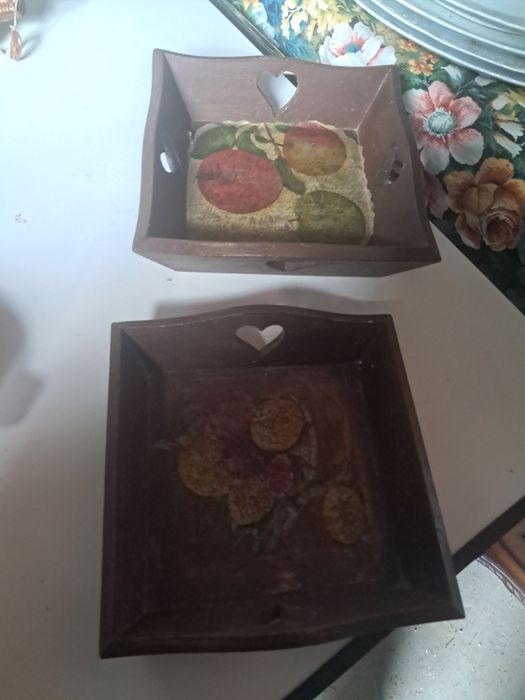 Dois tabuleiros em madeira