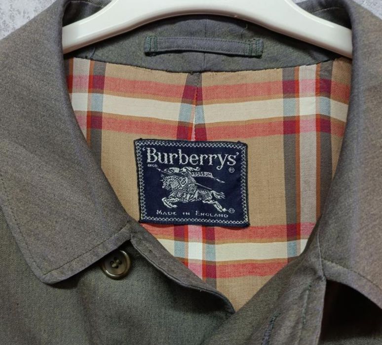 Плащ від бренду Burberry