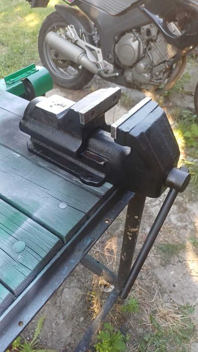 Solidne imadło z PRL po renowacji.