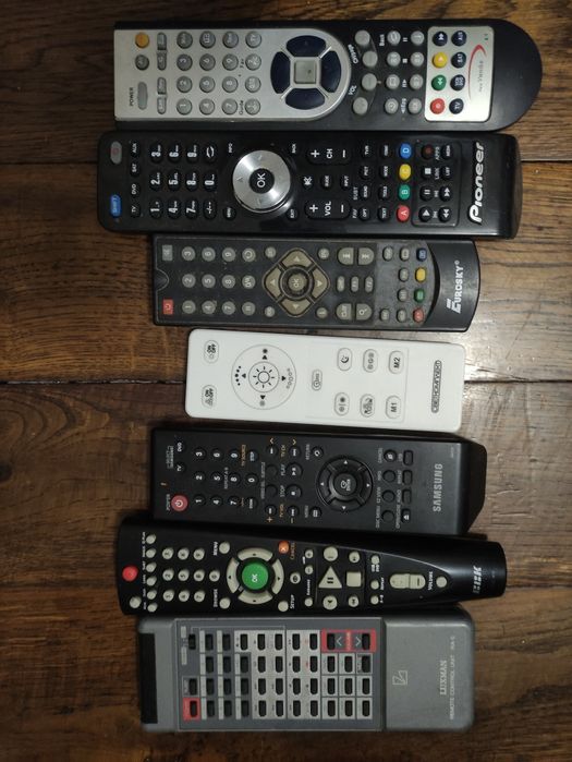 Пульт Luxman RA-5.Аудио и видео пульты  разные