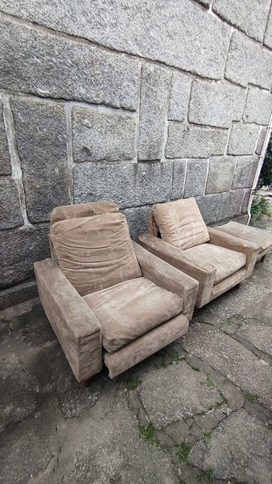 Conjunto Sofá [3 lugares] + 2 Poltronas + Repousa-pés