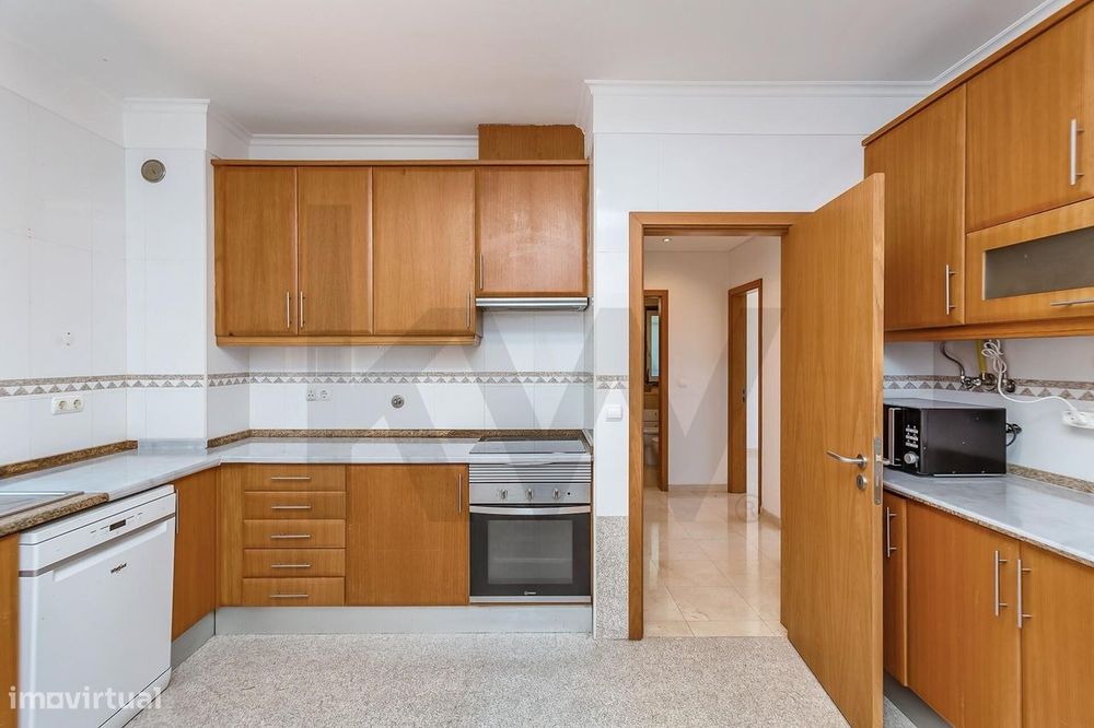 Moradia T4+2 com Jardim e Piscina para Arrendamento, junto ao Oeiras G