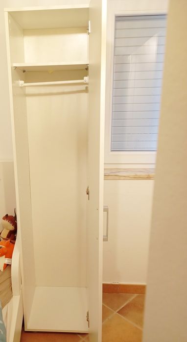 Armários altos brancos