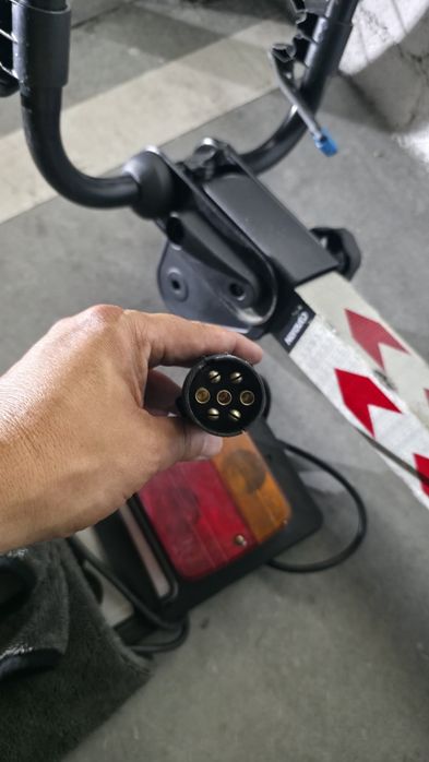 Suporte para 3 bicicletas com  conjunto de luz traseira