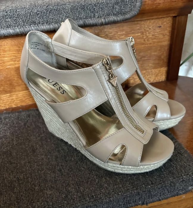 Beżowe buty na koturnie GUESS rozmiar 38, stan bardzo dobry