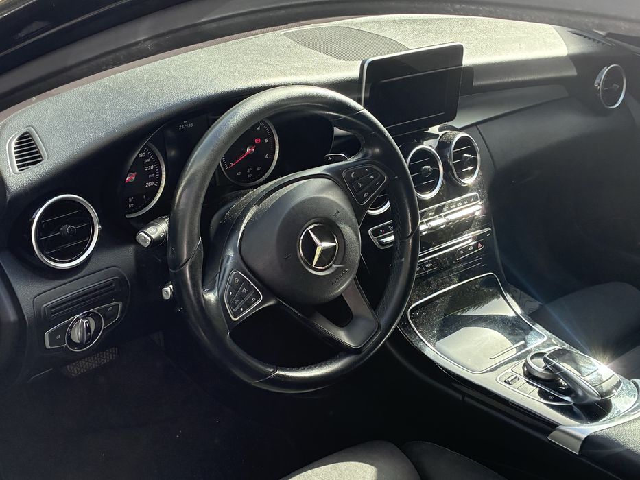Mercedes-Benz Classe C, cor preta, com motor 220d (2.1 diesel, 2143cc, 170cv)