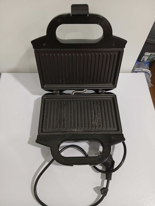 Sanduicheira usada Moulinex tipo prensa, em bom estado.