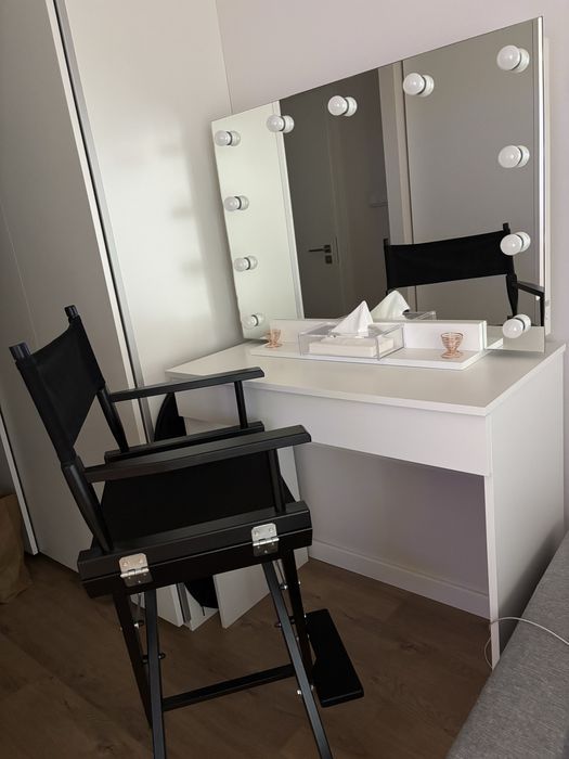 Zestaw do makijażu. Lustro, podstawka,toaletka plus krzesło.Stan id.