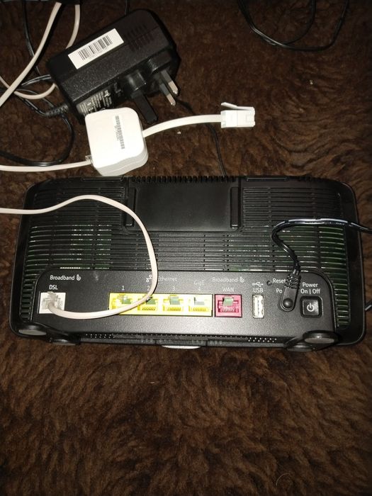 Zestaw trzech routerów używanych z UK