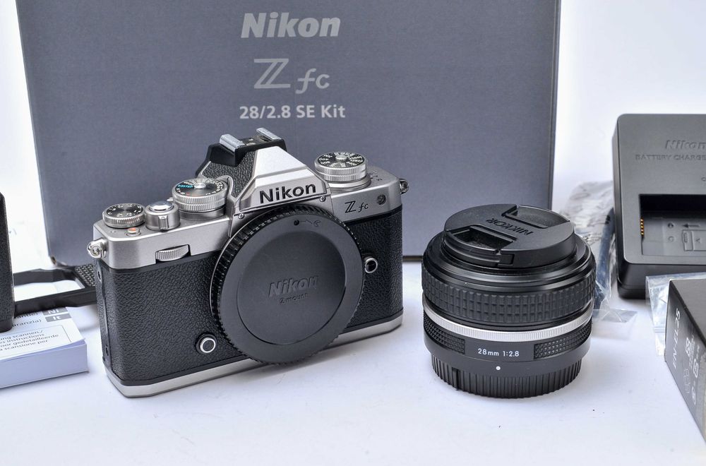 Nikon Zfc (seminova com adaptador de punho)