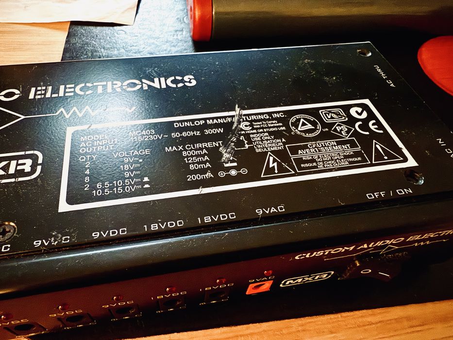 Fonte de alimentação para pedais MXR / Custom Audio Electronics MC403