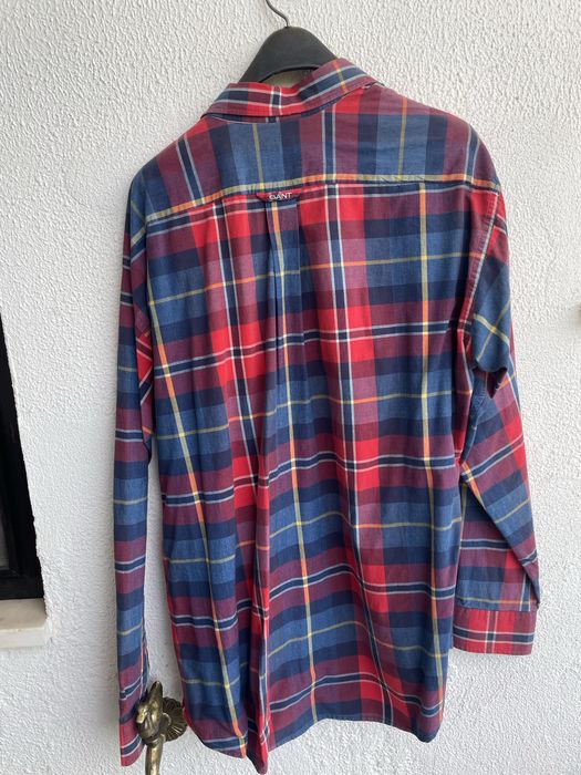 Camisa de manga cimprida ais quadrados vermelhos e azul da Gant