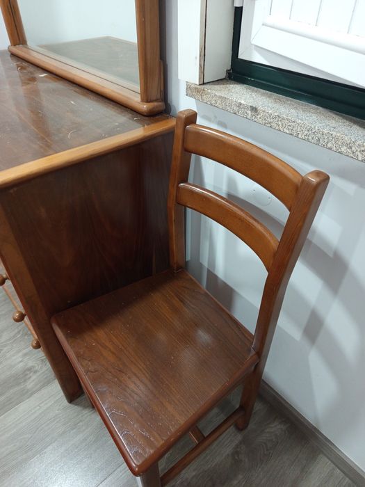 Mobília de quarto com duas mesas de cabeceira cómoda e cadeira