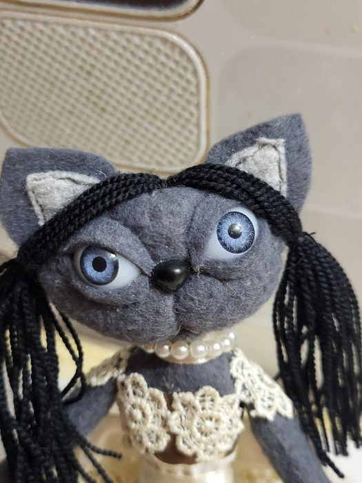 Игрушка Кошечка Киця из фетра интерьерная, ручная работа