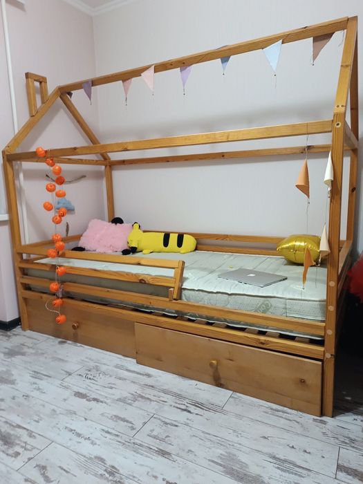 Дитяче ліжко-будиночок