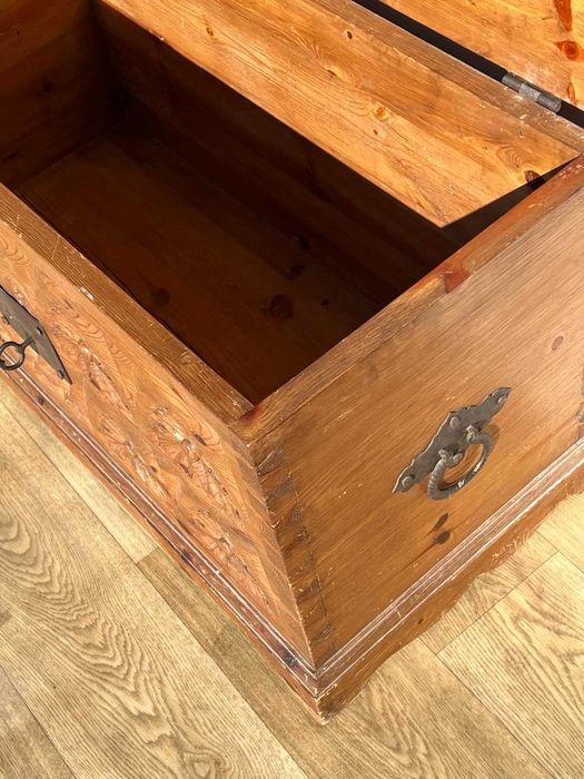 Drewniana skrzynia z litego drewna