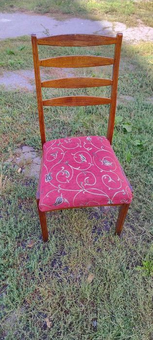 Продам 4 стула одинаковой расцветки