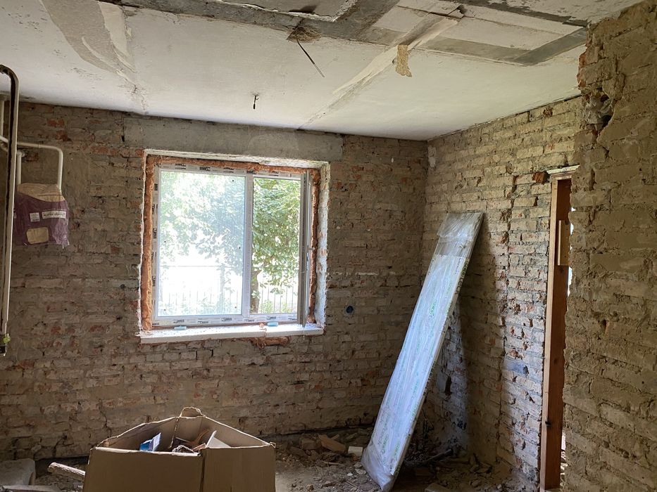 Продам двокімнатну квартиру у центрі селища. Гараж входить у вартість!