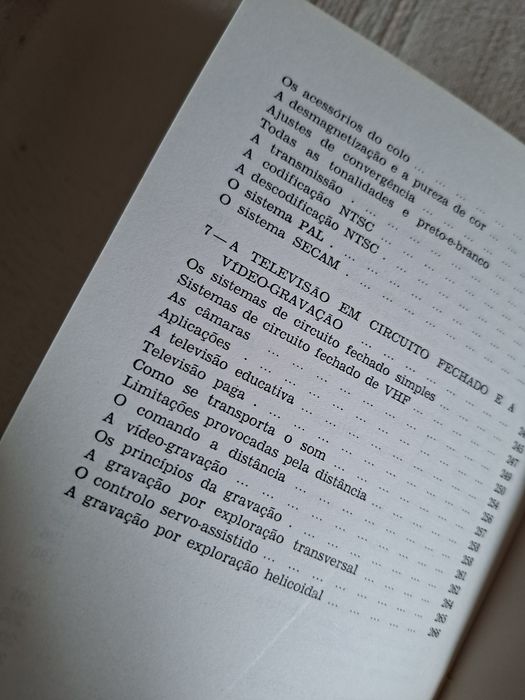 Dois livros técnicos sobre tvs antigas